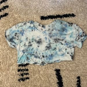 Crop-top tie-dye shirt
